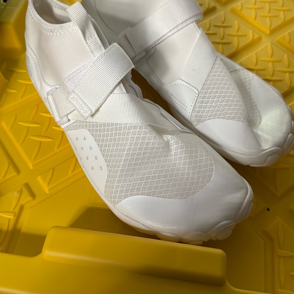 New Mens size 11 White Athletic Sneakers with Strap
